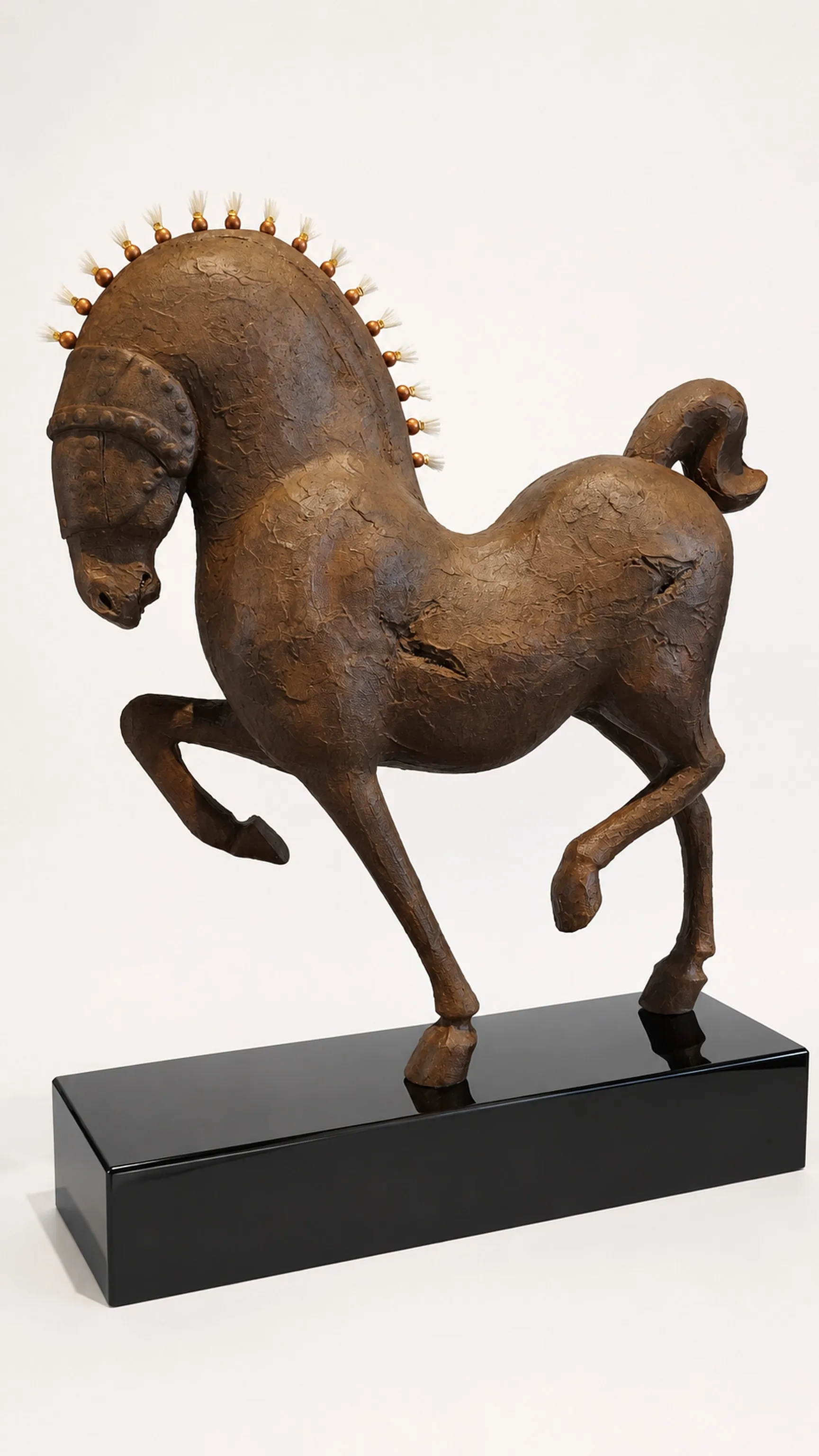 "Likyanın atları" eseri CEM GÜNEY ÇEVİKBAŞ tarafından 2026 yılında 88x70x30 cm ölçülerinde Malzeme demir tozu ve reçine döküm tekniği ile yapılmıştır.