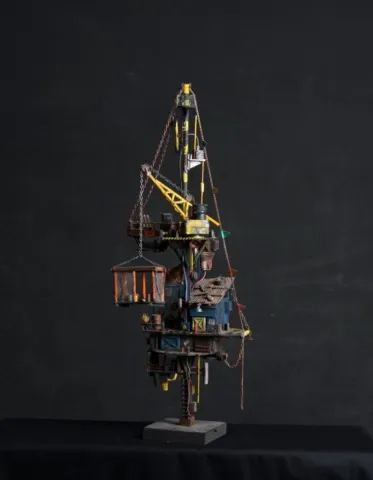 "Distopik evrenin köne barınağı" eseri MELİH ŞENTÜRK tarafından 65x23x23 cm ölçülerinde Geri dönüşüm, akrilik boya tekniği ile yapılmıştır.