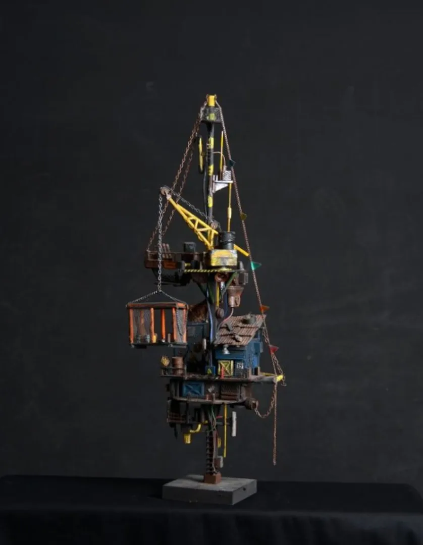 yakınlaştır "Distopik evrenin köne barınağı" eseri MELİH ŞENTÜRK tarafından 65x23x23 cm ölçülerinde Geri dönüşüm, akrilik boya tekniği ile yapılmıştır.