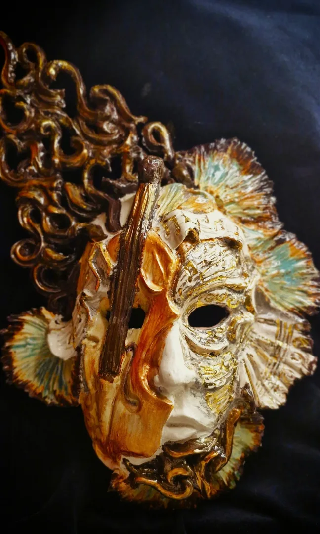 yakınlaştır "Mask 1" eseri ORÇUN İLTER tarafından 2026 yılında 35x21 cm ölçülerinde Serbest elle şekillendirme stoneware 1200°C tekniği ile yapılmıştır.