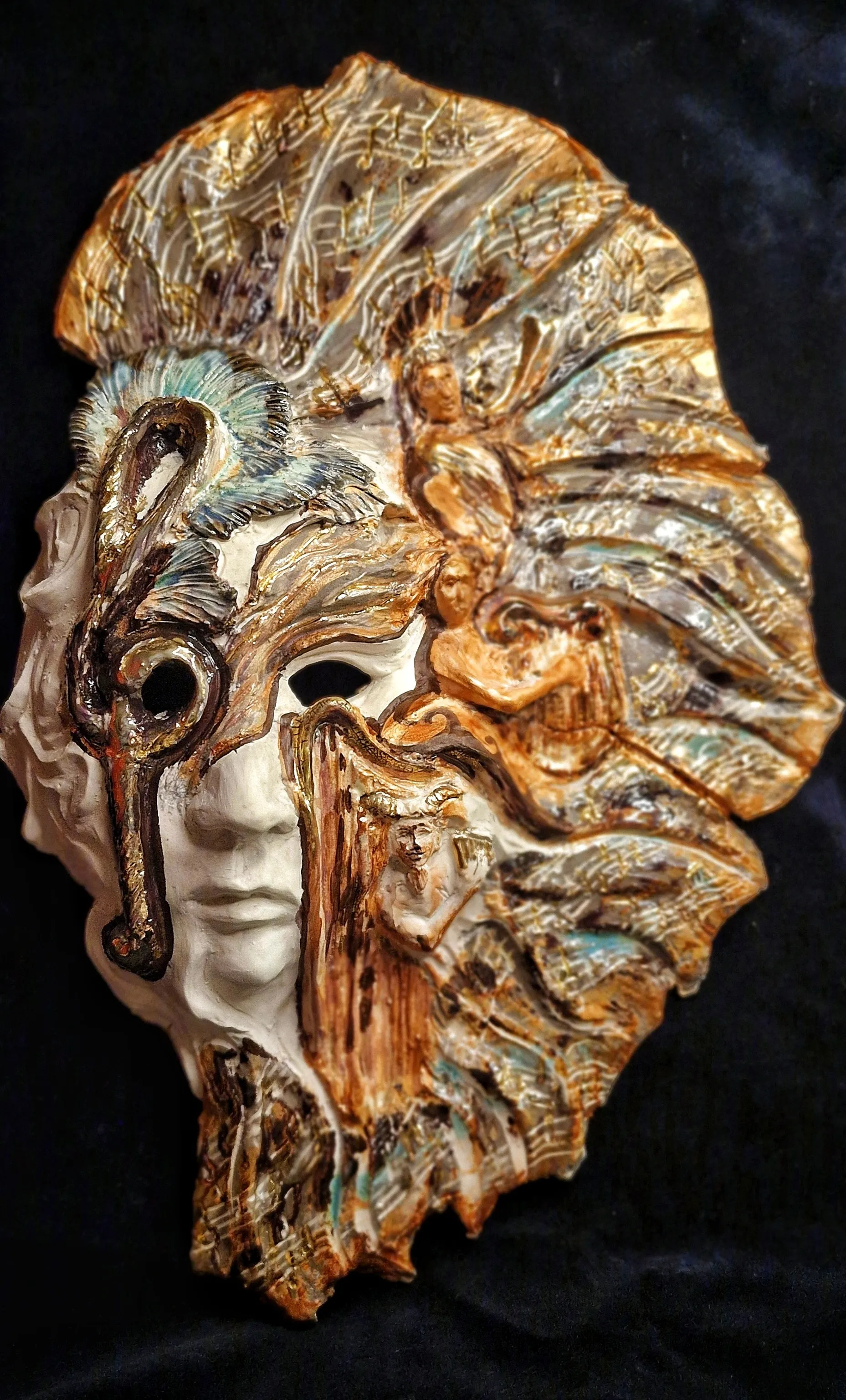 "Mask 2" eseri ORÇUN İLTER tarafından 2026 yılında 43x26 cm ölçülerinde Serbest elle şekillendirme stoneware 1200°C tekniği ile yapılmıştır.