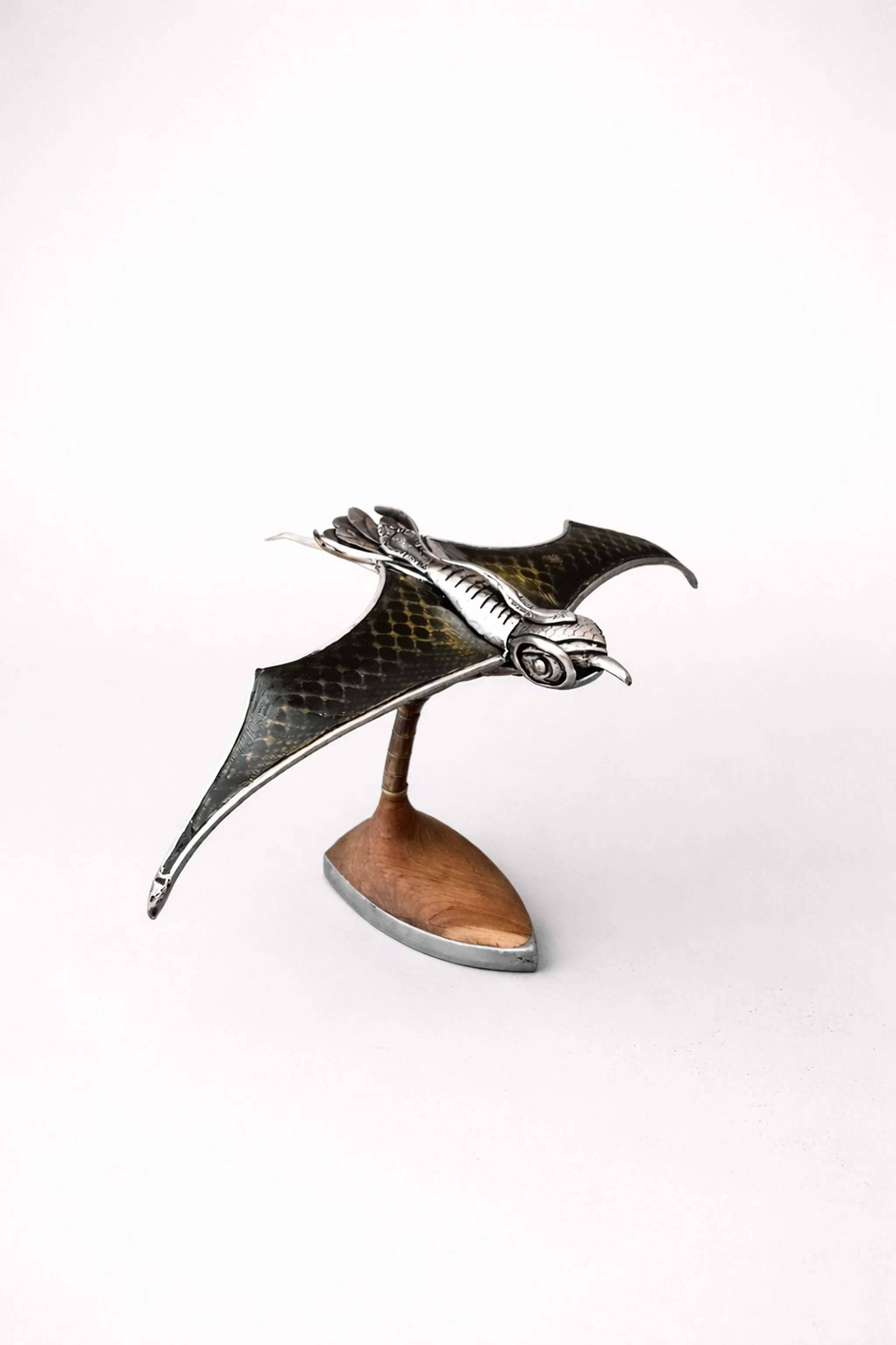 "Skylith" eseri SERKAN ERKOÇ tarafından 2025 yılında 23x26x39 cm ölçülerinde Metal heykel tekniği ile yapılmıştır.