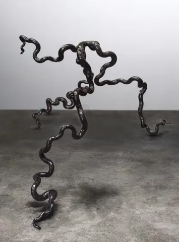 DOĞAN KARAKILIÇ — “İsimsiz”, 2026 "İsimsiz" eseri DOĞAN KARAKILIÇ tarafından 2026 yılında 360x170x310 cm ölçülerinde Metal, karışık teknik tekniği ile yapılmıştır.