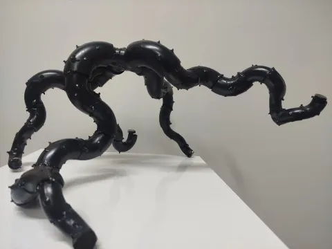 DOĞAN KARAKILIÇ — “İsimsiz”, 2026 "İsimsiz" eseri DOĞAN KARAKILIÇ tarafından 2026 yılında 57x24x346 cm ölçülerinde Metal, karışık teknik tekniği ile yapılmıştır.