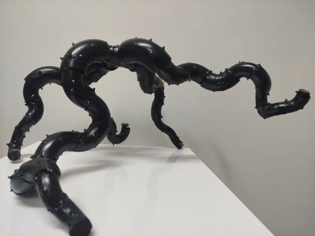 yakınlaştır "İsimsiz" eseri DOĞAN KARAKILIÇ tarafından 2026 yılında 57x24x346 cm ölçülerinde Metal, karışık teknik tekniği ile yapılmıştır.