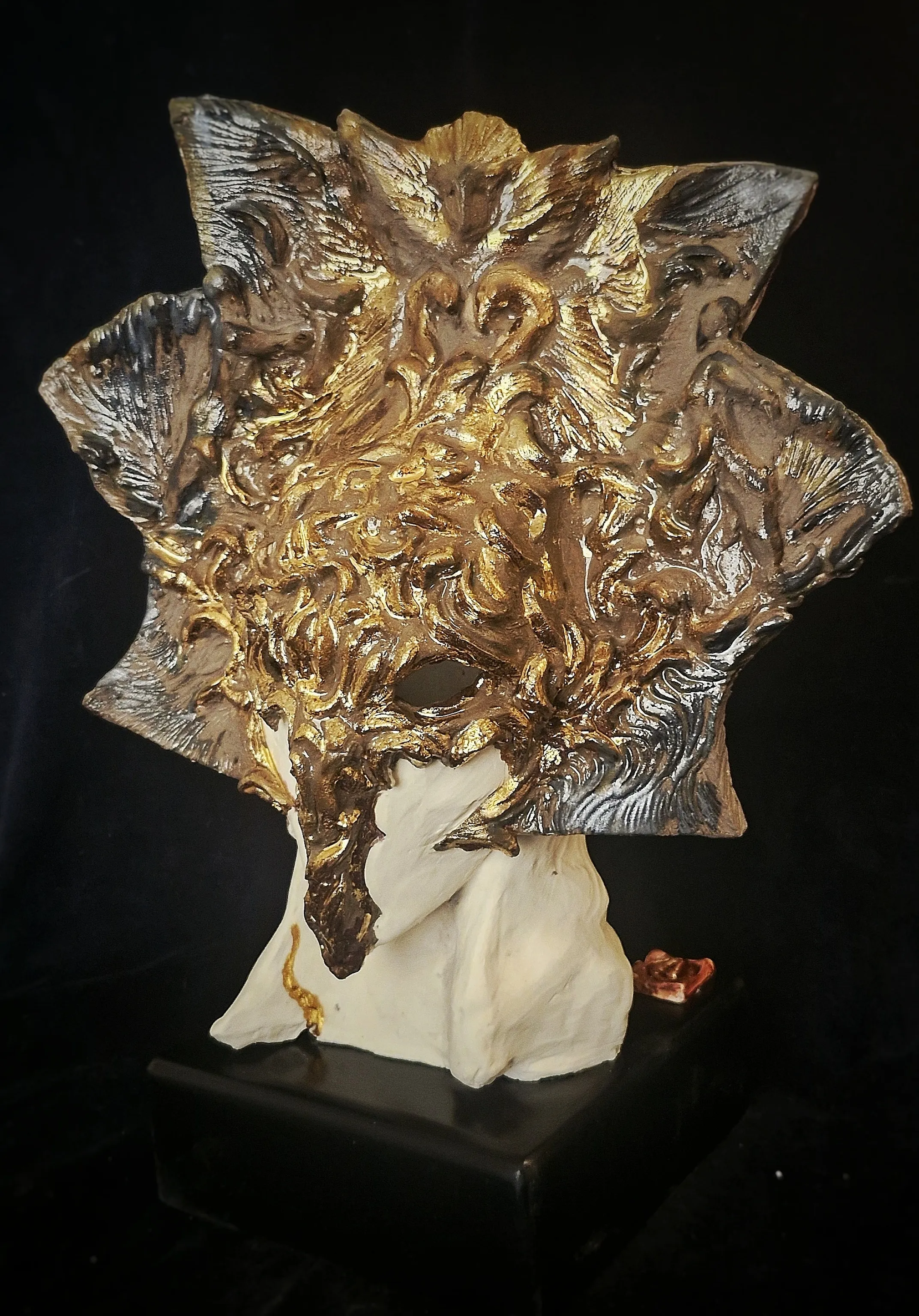 "Düş Maskesi" eseri ORÇUN İLTER tarafından 2026 yılında 35x26x14 cm ölçülerinde Stoneware - 1200 °c, seramik elle şekillendirme tekniği ile yapılmıştır.