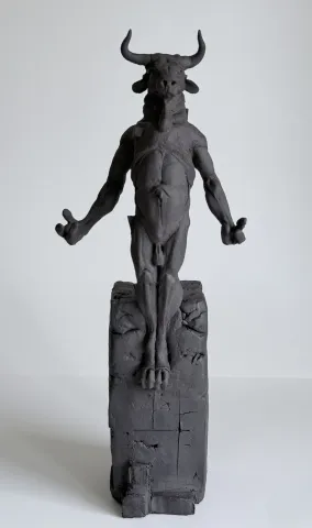 BUĞRA ÖZER — “Yaratılış - III”, 2026 "Yaratılış - III" eseri BUĞRA ÖZER tarafından 2026 yılında 40x15x12 cm ölçülerinde Stoneware çamur, elle şekillendirme 1245°c tekniği ile yapılmıştır.
