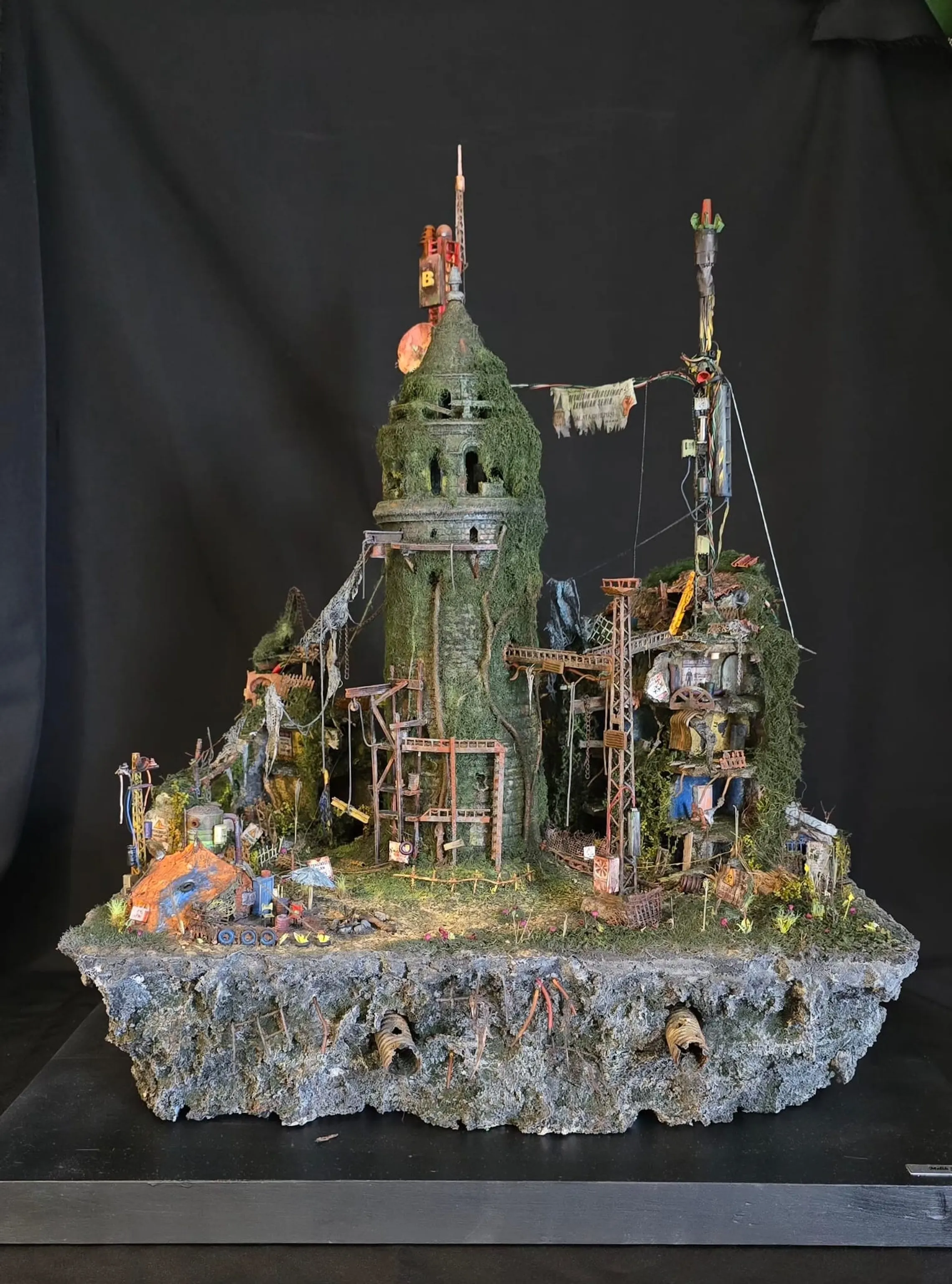 "Galata" eseri MELİH ŞENTÜRK tarafından 2025 yılında 46x104x37 cm ölçülerinde Atık malzeme, akrilik boya tekniği ile yapılmıştır.