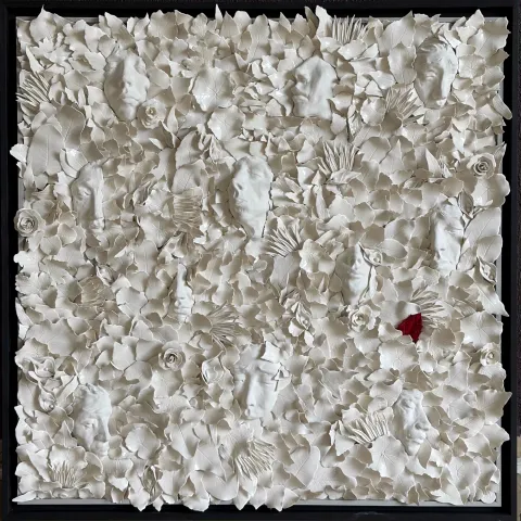 DİLA NAZ AKGÜN — “Gölge - arketipler”, 2026 "Gölge - arketipler" eseri DİLA NAZ AKGÜN tarafından 2026 yılında 100x100 cm ölçülerinde Porselen ve murano cam, karışık teknik tekniği ile yapılmıştır.