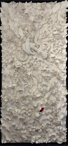 DİLA NAZ AKGÜN — “Gölge - arketipler”, 2026 "Gölge - arketipler" eseri DİLA NAZ AKGÜN tarafından 2026 yılında 150x70 cm ölçülerinde Porselen ve murano cam, karışık teknik tekniği ile yapılmıştır.