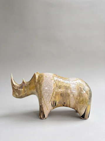 ATİLA ÇAKIR — “Gergedan 1”, 2026 "Gergedan 1" eseri ATİLA ÇAKIR tarafından 2026 yılında 51x17x28 cm ölçülerinde Raku pişirim tekniği, 1091°C tekniği ile yapılmıştır.