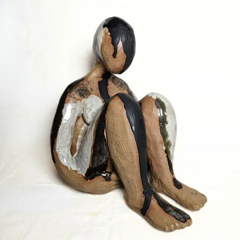 "Geçmiş 2" eseri OLGU SÜMENGEN BERKER tarafından 2026 yılında 33x24 cm ölçülerinde Stoneware, elle şekillendirme, transfer baskı, 1200°C tekniği ile yapılmıştır.