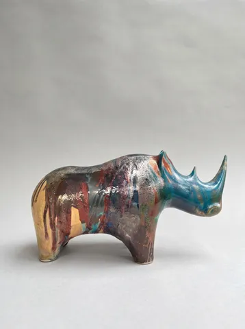 ATİLA ÇAKIR — “Gergedan 2”, 2026 "Gergedan 2" eseri ATİLA ÇAKIR tarafından 2026 yılında 51x17x28 cm ölçülerinde Raku pişirim tekniği, 1091°C tekniği ile yapılmıştır.