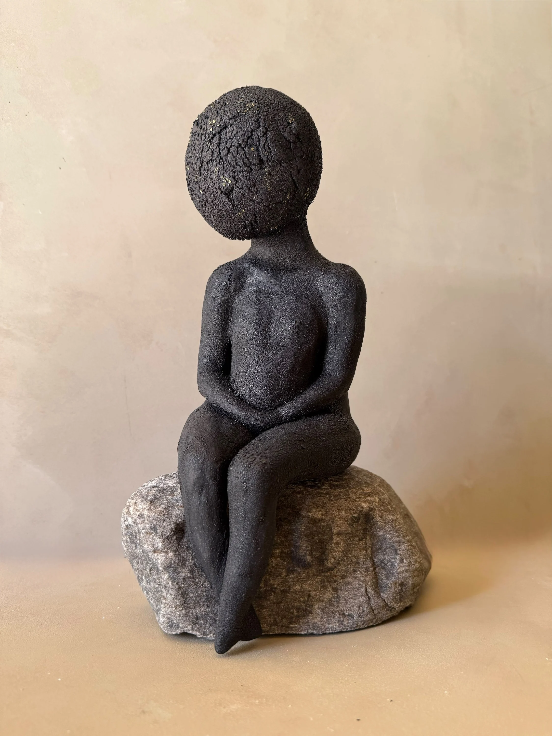 "Düşün, taşın" eseri ESER BAŞARAN tarafından 2026 yılında 30x20x35 cm ölçülerinde Seramik, elle şekillendirme, altın lüster tekniği ile yapılmıştır.