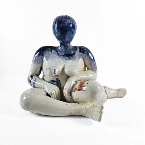 "On the Fertile Land 1" eseri OLGU SÜMENGEN BERKER tarafından 2024 yılında 42x45 cm ölçülerinde Porselen, elle şekillendirme, dekal baskı, 1270°C tekniği ile yapılmıştır.