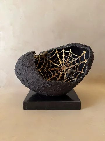 ESER BAŞARAN — “Mümkün”, 2026 "Mümkün" eseri ESER BAŞARAN tarafından 2026 yılında 30x23x20 cm ölçülerinde Seramik, elle şekillendirme, altın lüster tekniği ile yapılmıştır.