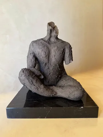 ESER BAŞARAN — “Duruş”, 2026 "Duruş" eseri ESER BAŞARAN tarafından 2026 yılında 31x40x39 cm ölçülerinde Seramik, elle şekillendirme, altın lüster tekniği ile yapılmıştır.