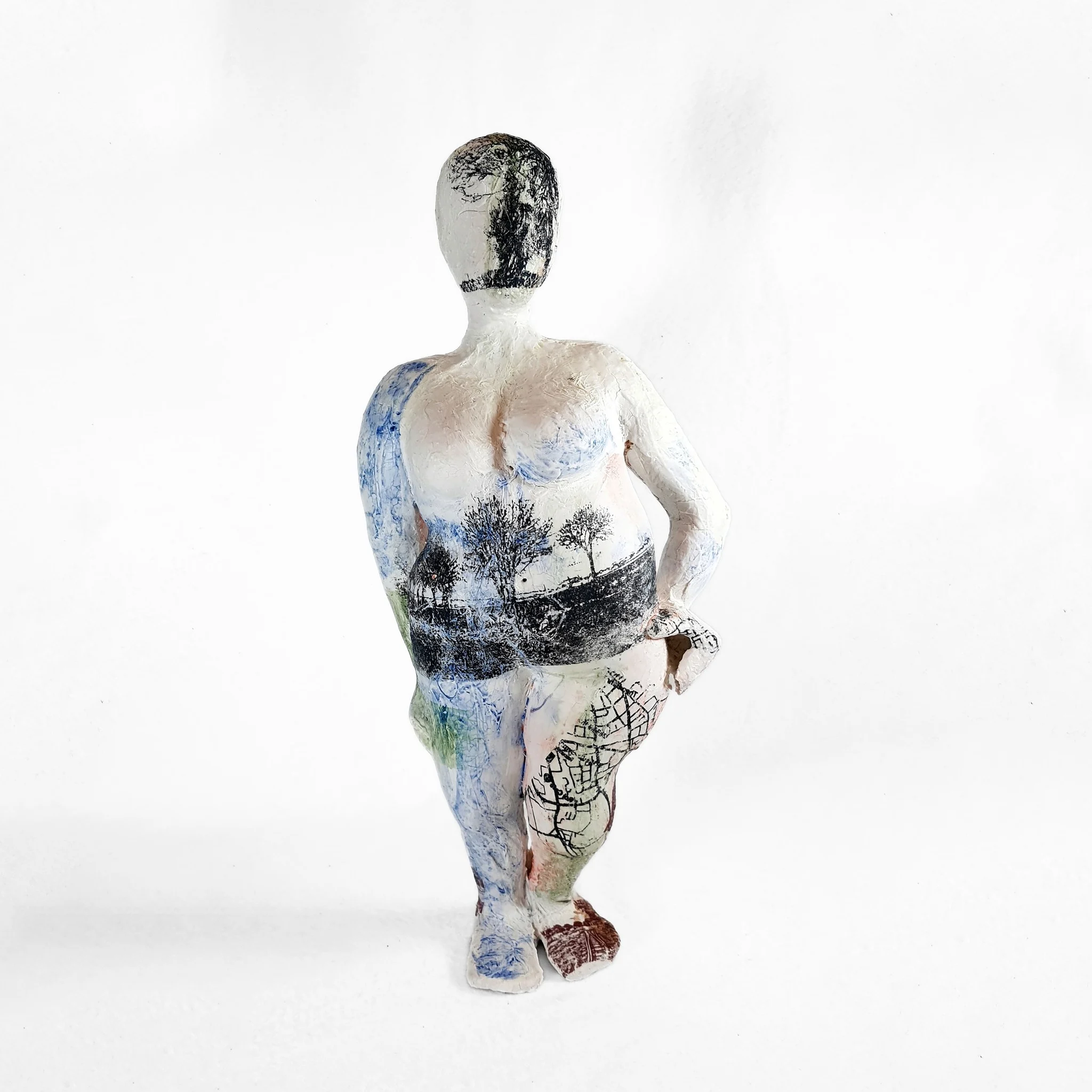 "Sayfa 6" eseri OLGU SÜMENGEN BERKER tarafından 2021 yılında 55x23 cm ölçülerinde Porselen, fiberclay, transfer baskı, dekal, 1250°C tekniği ile yapılmıştır.