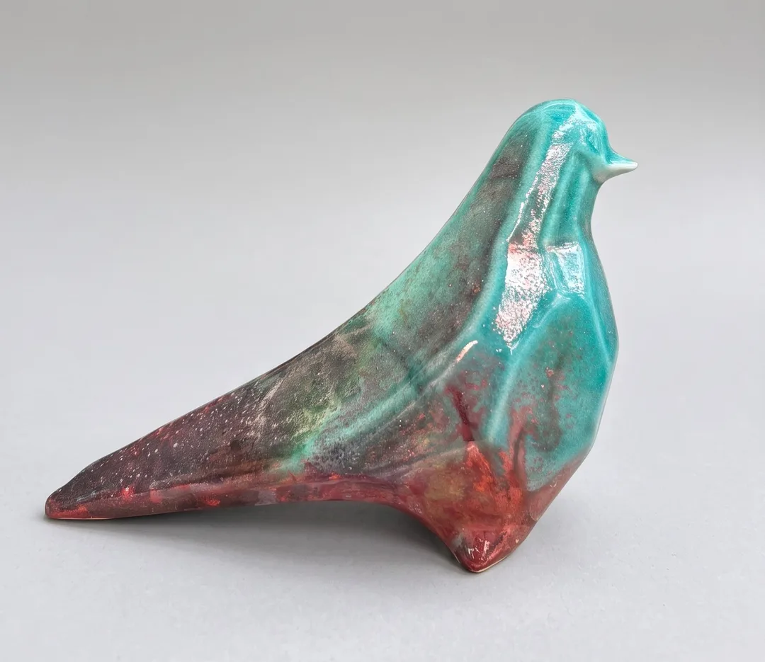 "Kübik kuş 1" eseri ATİLA ÇAKIR tarafından 2026 yılında 21x9x15 cm ölçülerinde Raku pişirim tekniği, 1091°C tekniği ile yapılmıştır.