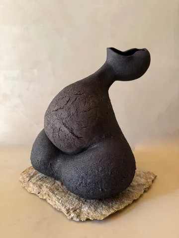 "Sessizce" eseri ESER BAŞARAN tarafından 2026 yılında 27x18x33 cm ölçülerinde Seramik, Elle Şekillendirme tekniği ile yapılmıştır.