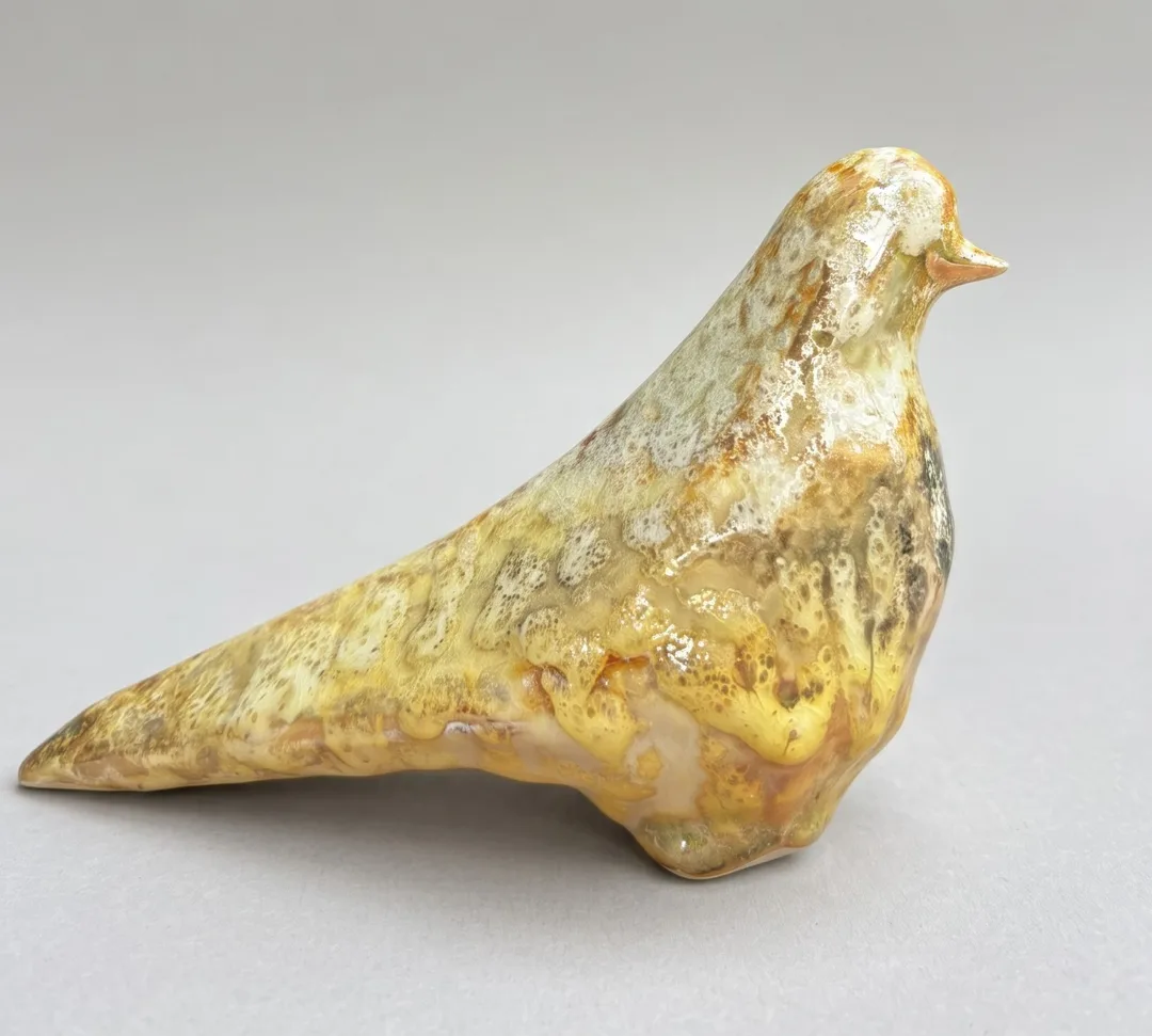 "Kübik kuş 2" eseri ATİLA ÇAKIR tarafından 2026 yılında 21x9x15 cm ölçülerinde Raku pişirim tekniği, 1091°C tekniği ile yapılmıştır.