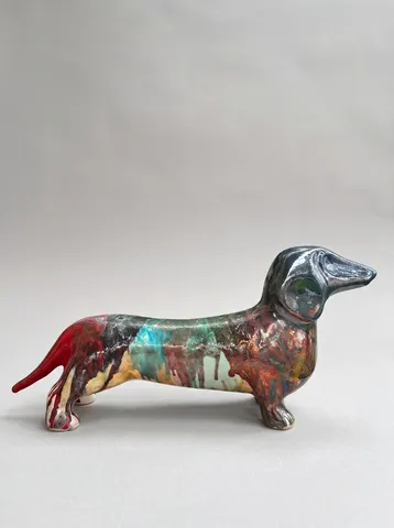 ATİLA ÇAKIR — “Sosis köpek 1”, 2026 "Sosis köpek 1" eseri ATİLA ÇAKIR tarafından 2026 yılında 55x12x25 cm ölçülerinde Raku pişirim tekniği, 1091°C tekniği ile yapılmıştır.