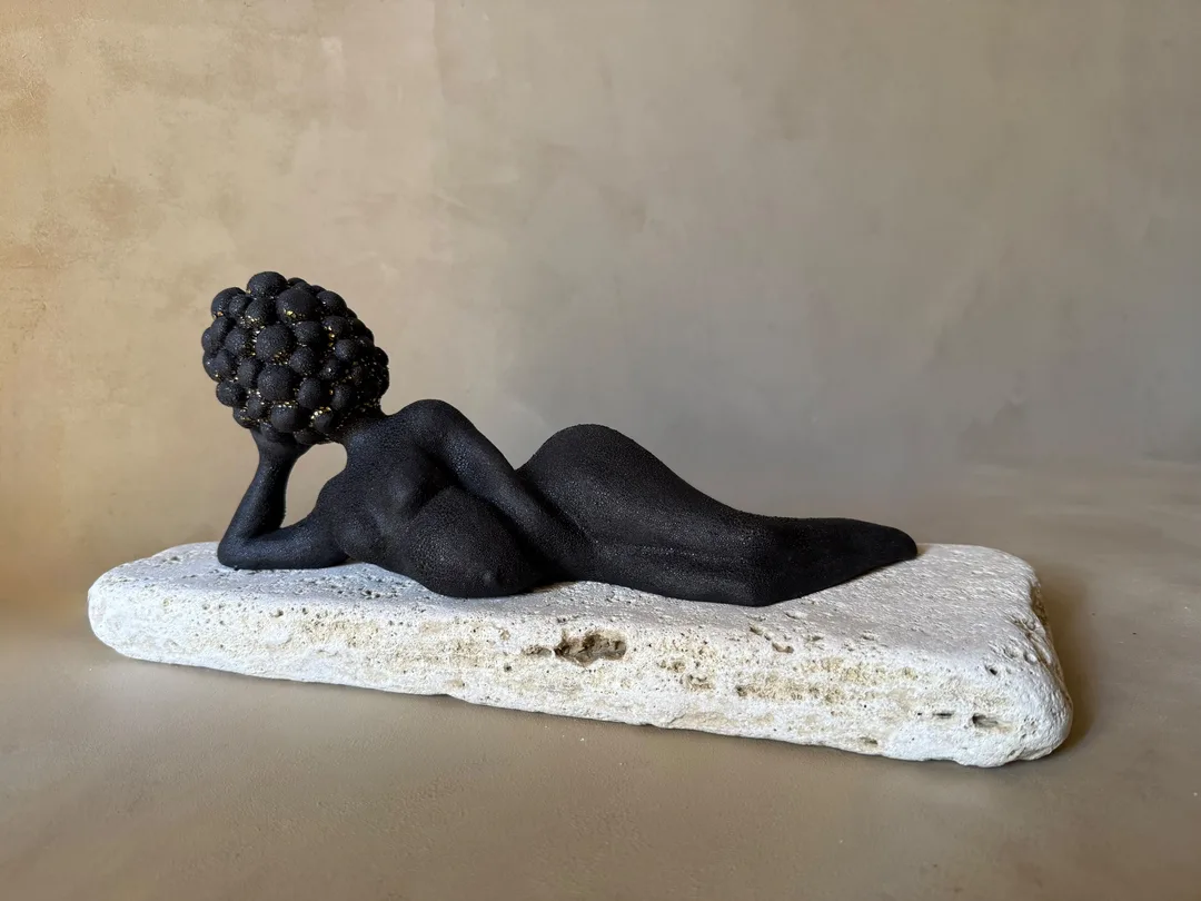 "Kafama göre, keyif 2" eseri ESER BAŞARAN tarafından 2026 yılında 20x40 cm ölçülerinde Seramik, elle şekillendirme, altın lüster tekniği ile yapılmıştır.