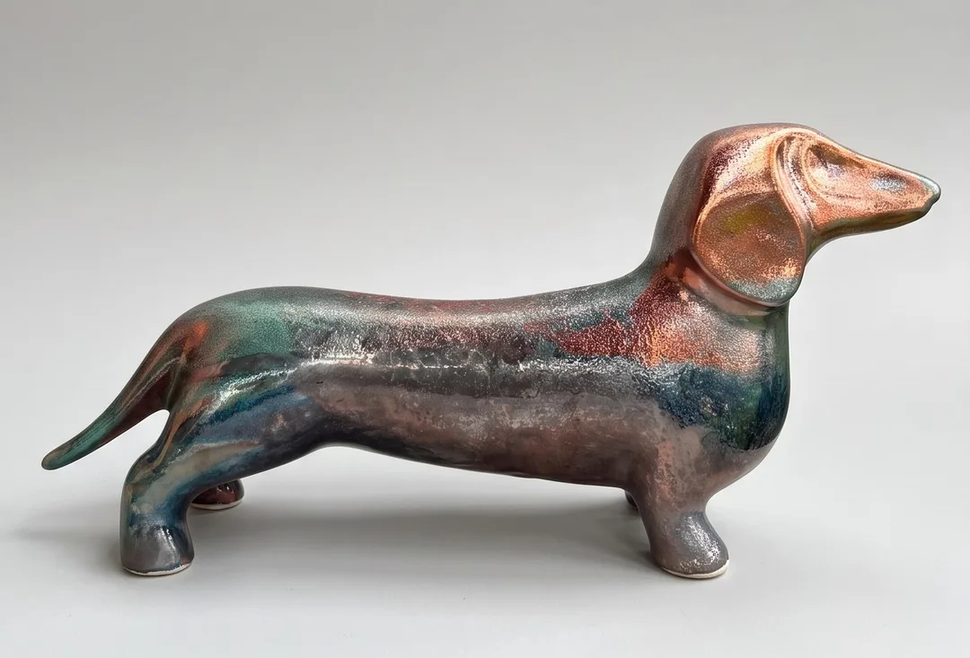yakınlaştır "Sosis köpek 2" eseri ATİLA ÇAKIR tarafından 2026 yılında 55x12x25 cm ölçülerinde Raku pişirim tekniği, 1091°C tekniği ile yapılmıştır.