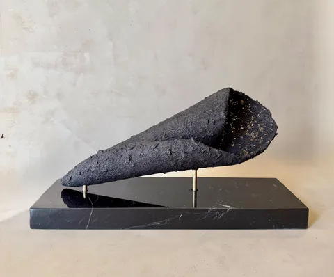 ESER BAŞARAN — “Ön yargı”, 2026 "Ön yargı" eseri ESER BAŞARAN tarafından 2026 yılında 46x16x23 cm ölçülerinde Seramik, elle şekillendirme, altın lüster tekniği ile yapılmıştır.