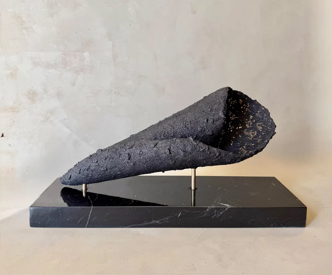 "Ön yargı" eseri ESER BAŞARAN tarafından 2026 yılında 46x23 cm ölçülerinde Seramik, elle şekillendirme, altın lüster tekniği ile yapılmıştır.