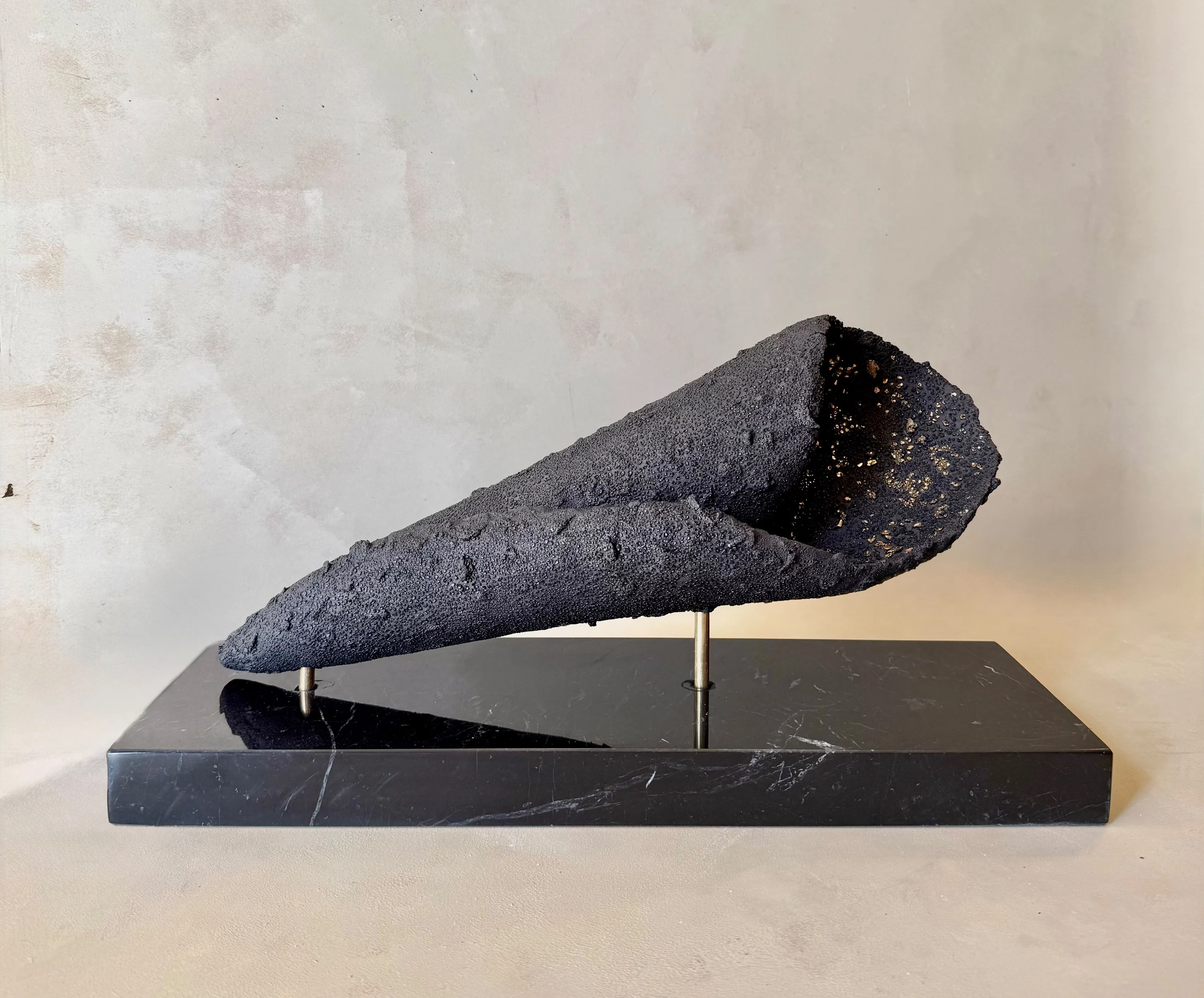 "Ön yargı" eseri ESER BAŞARAN tarafından 2026 yılında 46x23 cm ölçülerinde Seramik, elle şekillendirme, altın lüster tekniği ile yapılmıştır.