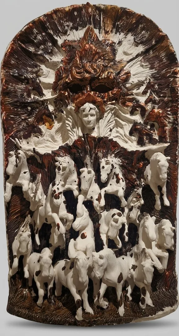 "Atlar" eseri ORÇUN İLTER tarafından 46x25 cm ölçülerinde Stoneware, elle şekillendirme tekniği ile yapılmıştır.