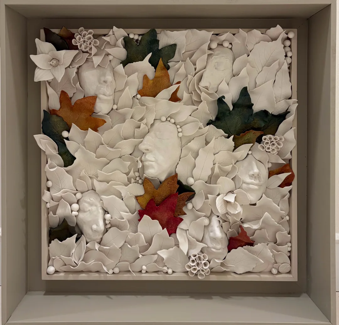 "Mevsimin Hafızası-I" eseri DİLA NAZ AKGÜN tarafından 50x50x10 cm ölçülerinde Porselen, karışık teknik tekniği ile yapılmıştır.