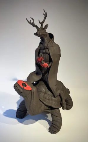 "Popüler Kültürün Savaşçıları" eseri BUĞRA ÖZER tarafından 2026 yılında 57x29 cm ölçülerinde Stoneware seramik çamuru - Serbest elle şekillendirme - 1125°C tekniği ile yapılmıştır.