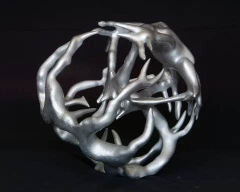 BAHADIR YAVUZ AYDIN — “The cage”, 2024 "The cage" eseri BAHADIR YAVUZ AYDIN tarafından 2024 yılında 28x28x28 cm ölçülerinde 3d sla baskı tekniği ile yapılmıştır.