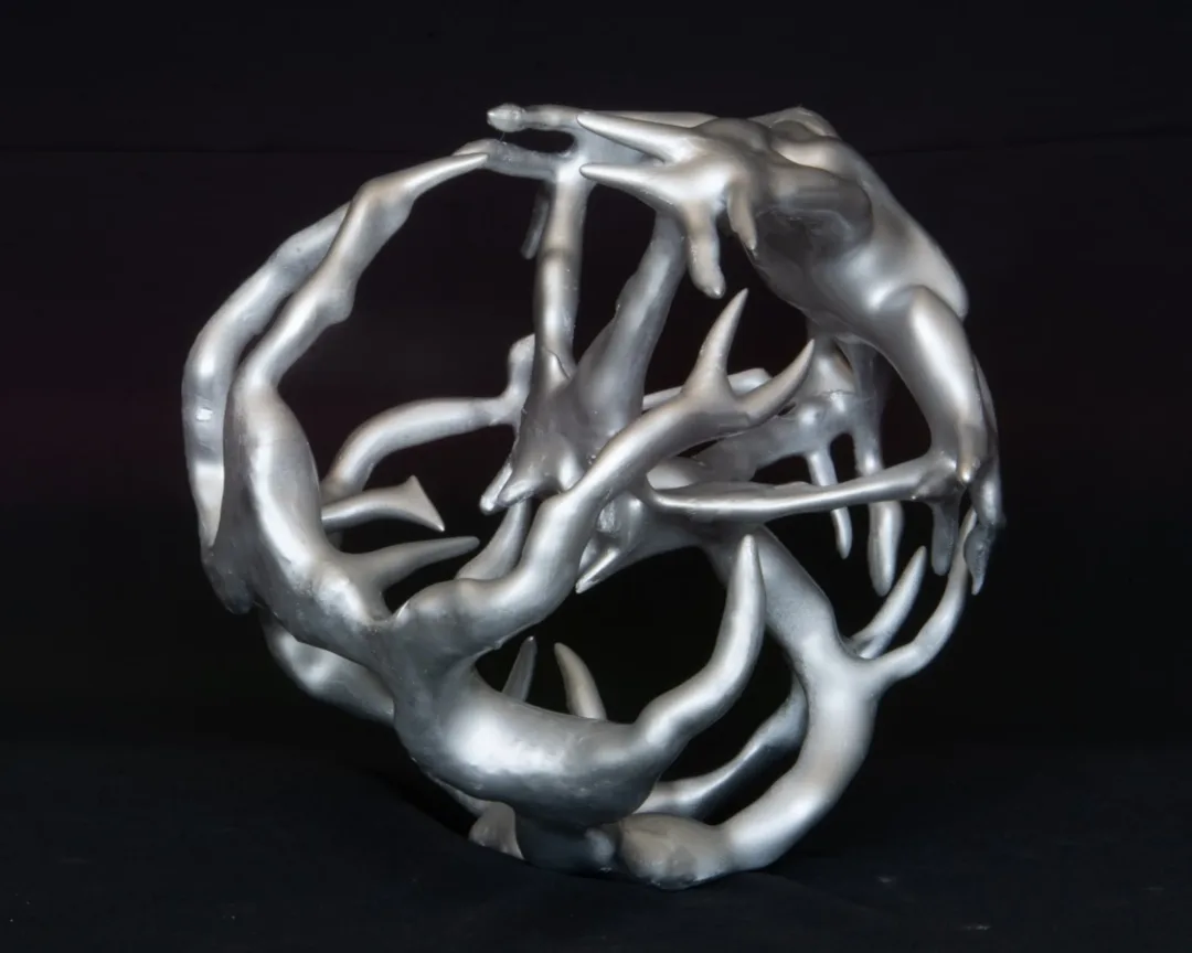 "The cage" eseri BAHADIR YAVUZ AYDIN tarafından 2024 yılında 28x28x28 cm ölçülerinde 3d sla baskı tekniği ile yapılmıştır.