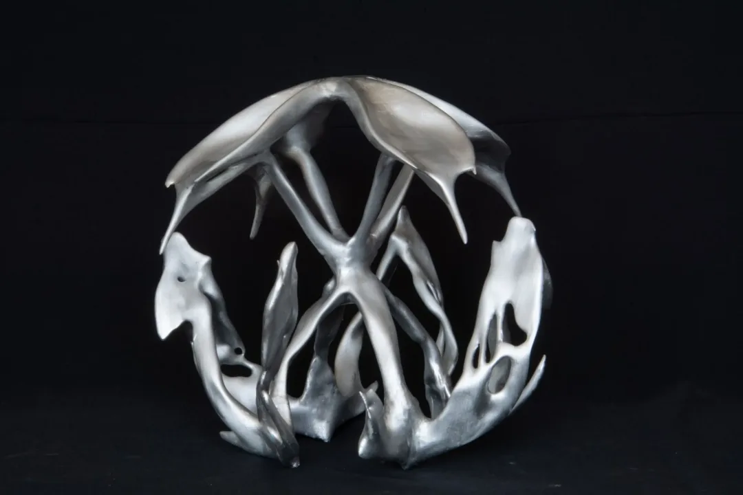 yakınlaştır "The cage ii" eseri BAHADIR YAVUZ AYDIN tarafından 2024 yılında 30x30x30 cm ölçülerinde 3d sla baskı tekniği ile yapılmıştır.