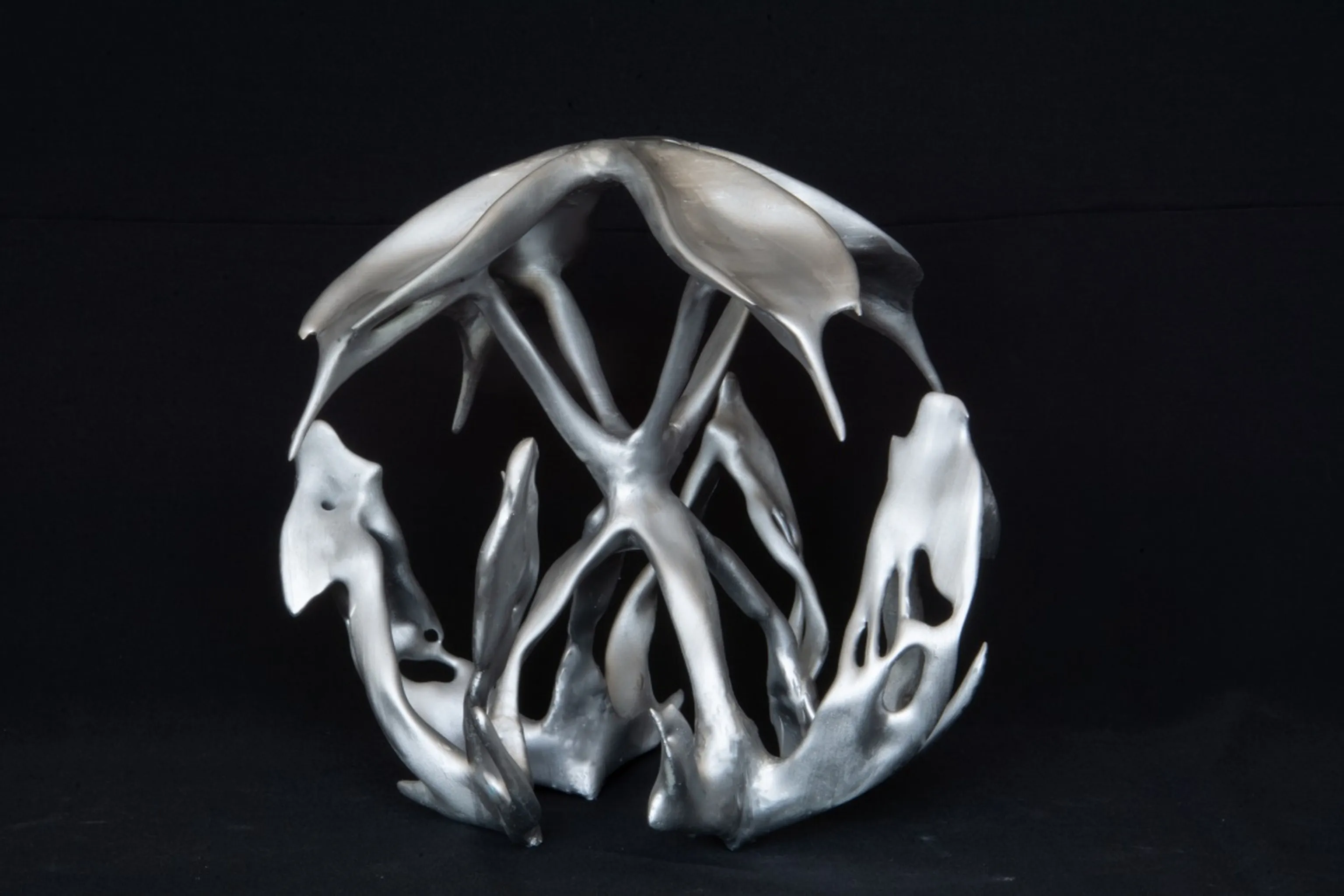 "The cage ii" eseri BAHADIR YAVUZ AYDIN tarafından 2024 yılında 30x30x30 cm ölçülerinde 3d sla baskı tekniği ile yapılmıştır.