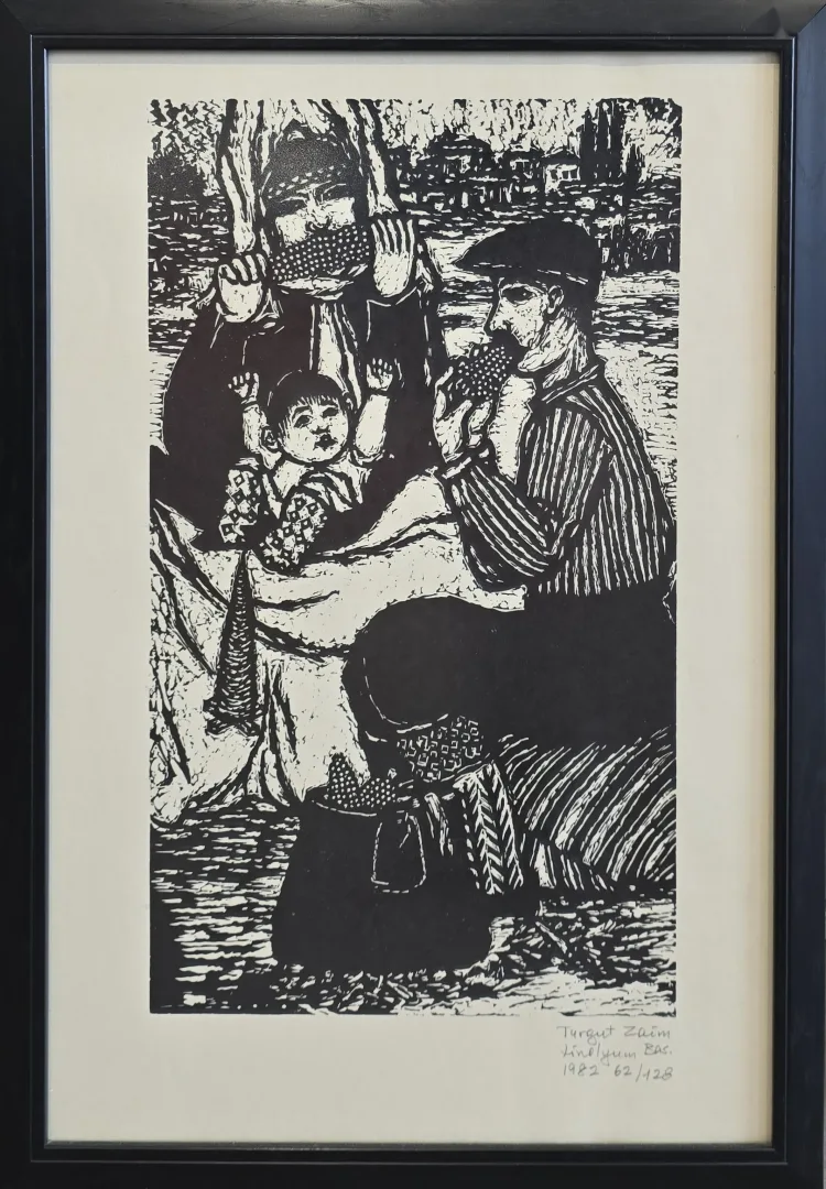 yakınlaştır "Mısır Yiyen Adam Ve Ailesi" eseri TURGUT ZAİM tarafından 1982 yılında 49x34 cm ölçülerinde Gravür (Ed. 62/128) tekniği ile yapılmıştır.