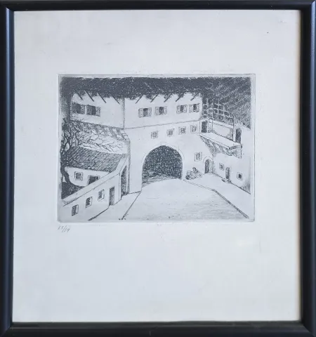TURGUT ZAİM — “Han Kapısı” "Han Kapısı" eseri TURGUT ZAİM tarafından 16x15 cm ölçülerinde Gravür (Ed. 13/14) tekniği ile yapılmıştır.