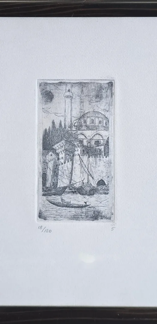 "Kayıklar" eseri TURGUT ZAİM tarafından 15.5x7.5 cm ölçülerinde Gravür (Ed. 18/120) tekniği ile yapılmıştır.