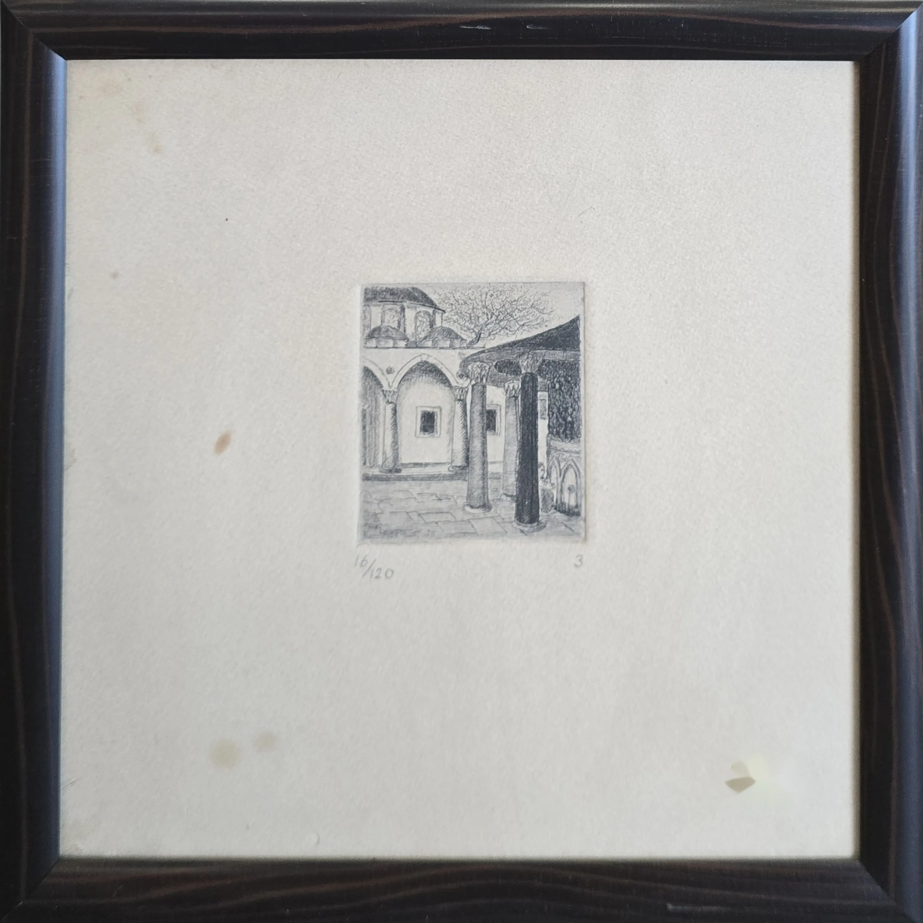 "Cami Avlusu" eseri TURGUT ZAİM tarafından 24x24 cm ölçülerinde Gravür (Ed. 16/20) tekniği ile yapılmıştır.