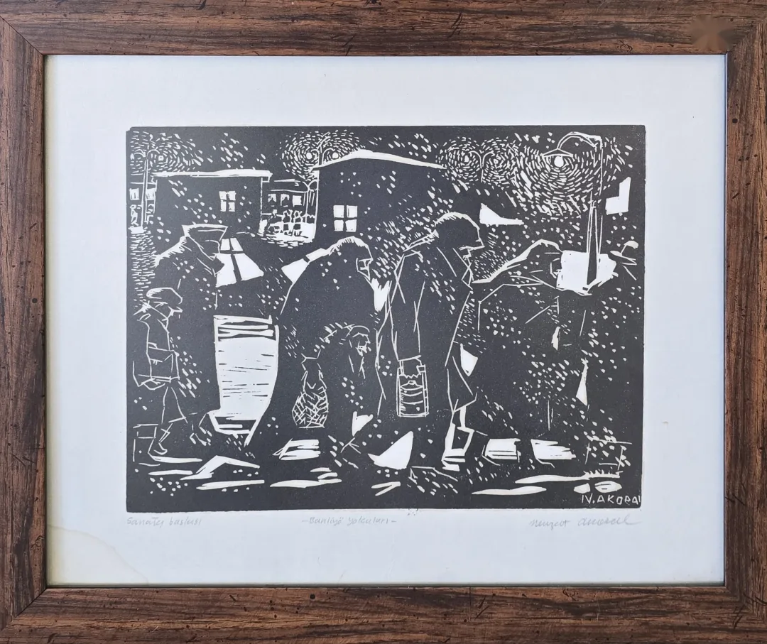yakınlaştır "Banliyö Yolcuları" eseri NEVZAT AKORAL tarafından 31.5x37.5 cm ölçülerinde Gravür (sanatçı baskısı) tekniği ile yapılmıştır.