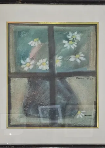 TUNCAY BETİL — “Pencere önünde papatyalar”, 1983 "Pencere önünde papatyalar" eseri TUNCAY BETİL tarafından 1983 yılında 34x24 cm ölçülerinde Kağıt üzeri karışık teknik tekniği ile yapılmıştır.