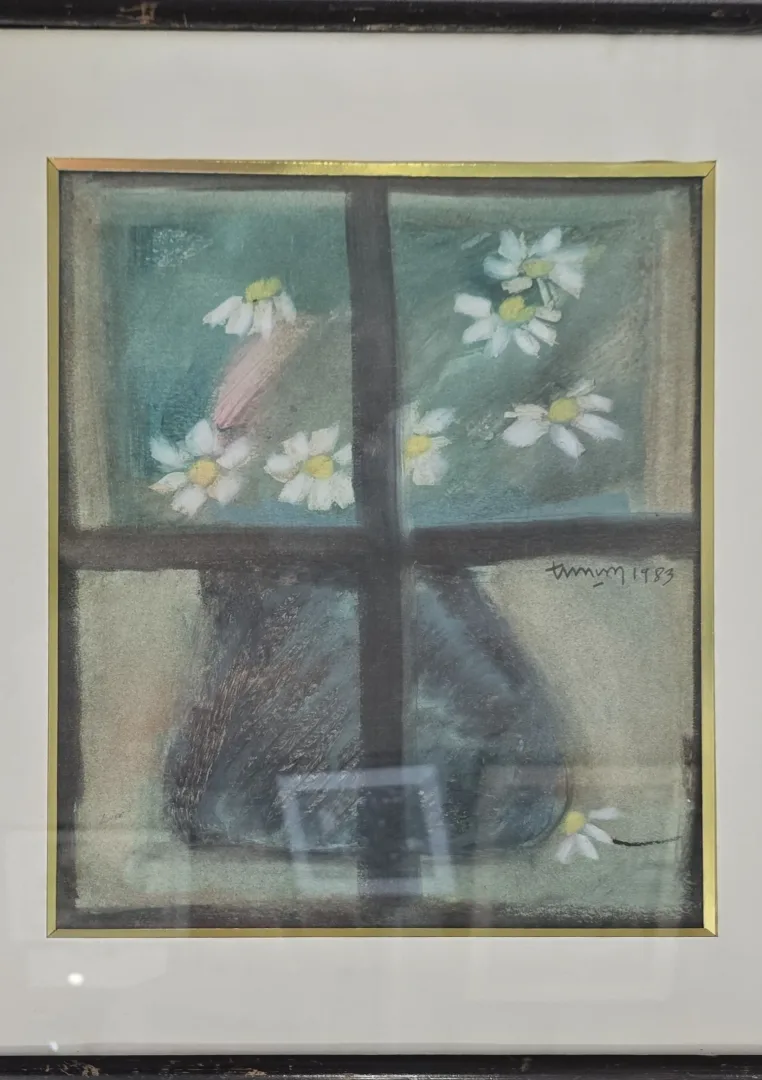 "Pencere önünde papatyalar" eseri TUNCAY BETİL tarafından 1983 yılında 34x24 cm ölçülerinde Kağıt üzeri karışık teknik tekniği ile yapılmıştır.