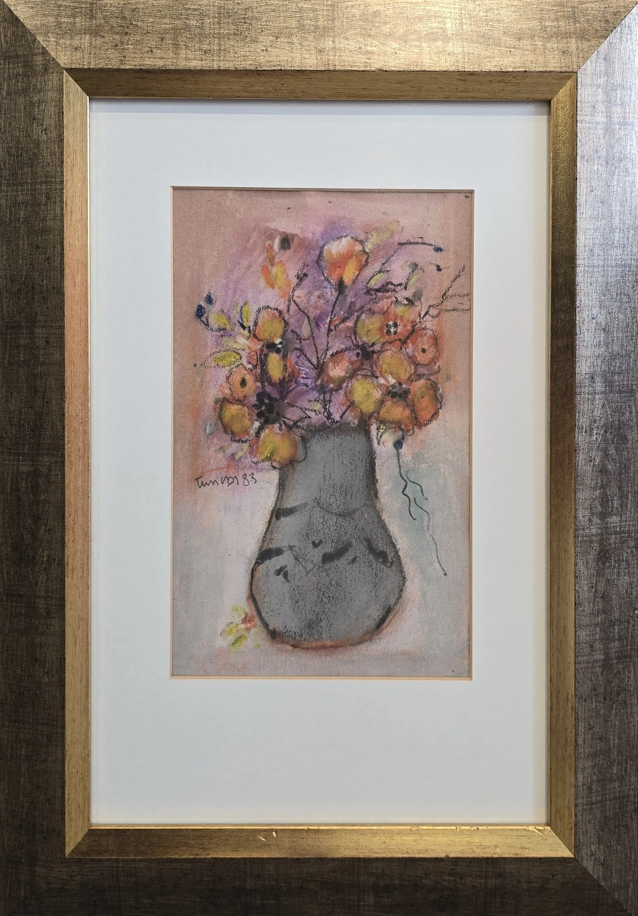 "Vazoda çiçekler" eseri TUNCAY BETİL tarafından 1983 yılında 33x23 cm ölçülerinde Kağıt üzeri karışık teknik tekniği ile yapılmıştır.