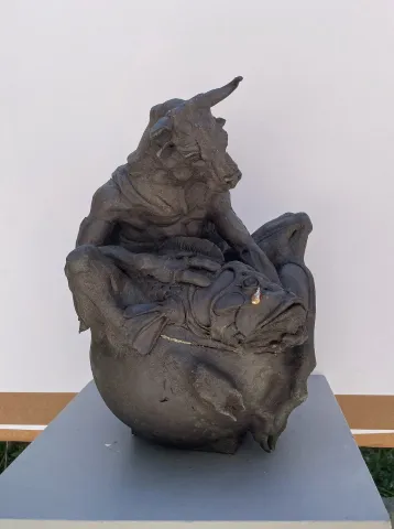 BUĞRA ÖZER — “Öz - Entiry”, 2025 "Öz - Entiry" eseri BUĞRA ÖZER tarafından 2025 yılında 40x31x32 cm ölçülerinde Stoneware çamur, elle şekillendirme 1245°c tekniği ile yapılmıştır.