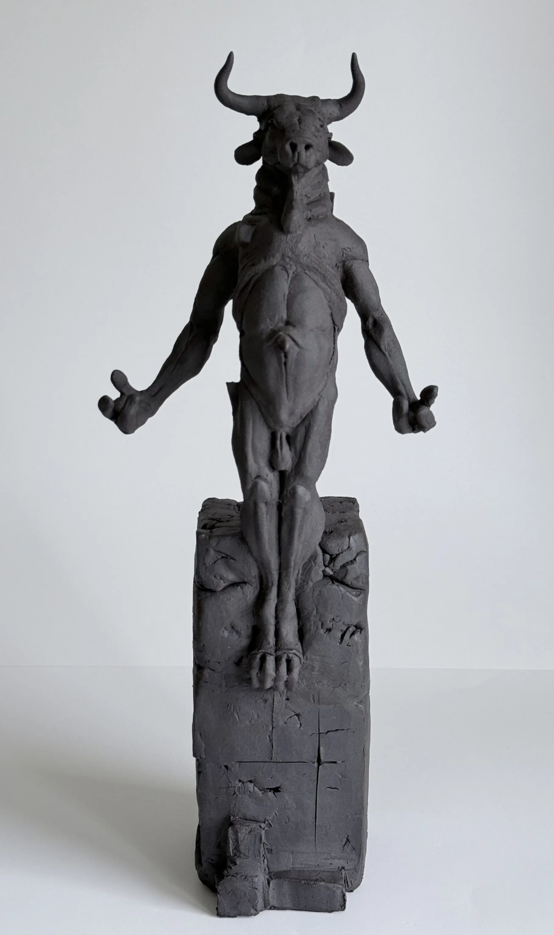 "Yaratılış - III" eseri BUĞRA ÖZER tarafından 2026 yılında 40x15x12 cm ölçülerinde Stoneware çamur, elle şekillendirme 1245°c tekniği ile yapılmıştır.