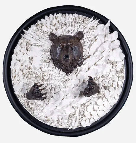 DİLA NAZ AKGÜN — “Bear Archetype”, 2025 "Bear Archetype" eseri DİLA NAZ AKGÜN tarafından 2025 yılında 100x100x20 cm ölçülerinde Porselen elle şekillendirme tekniği ile yapılmıştır.