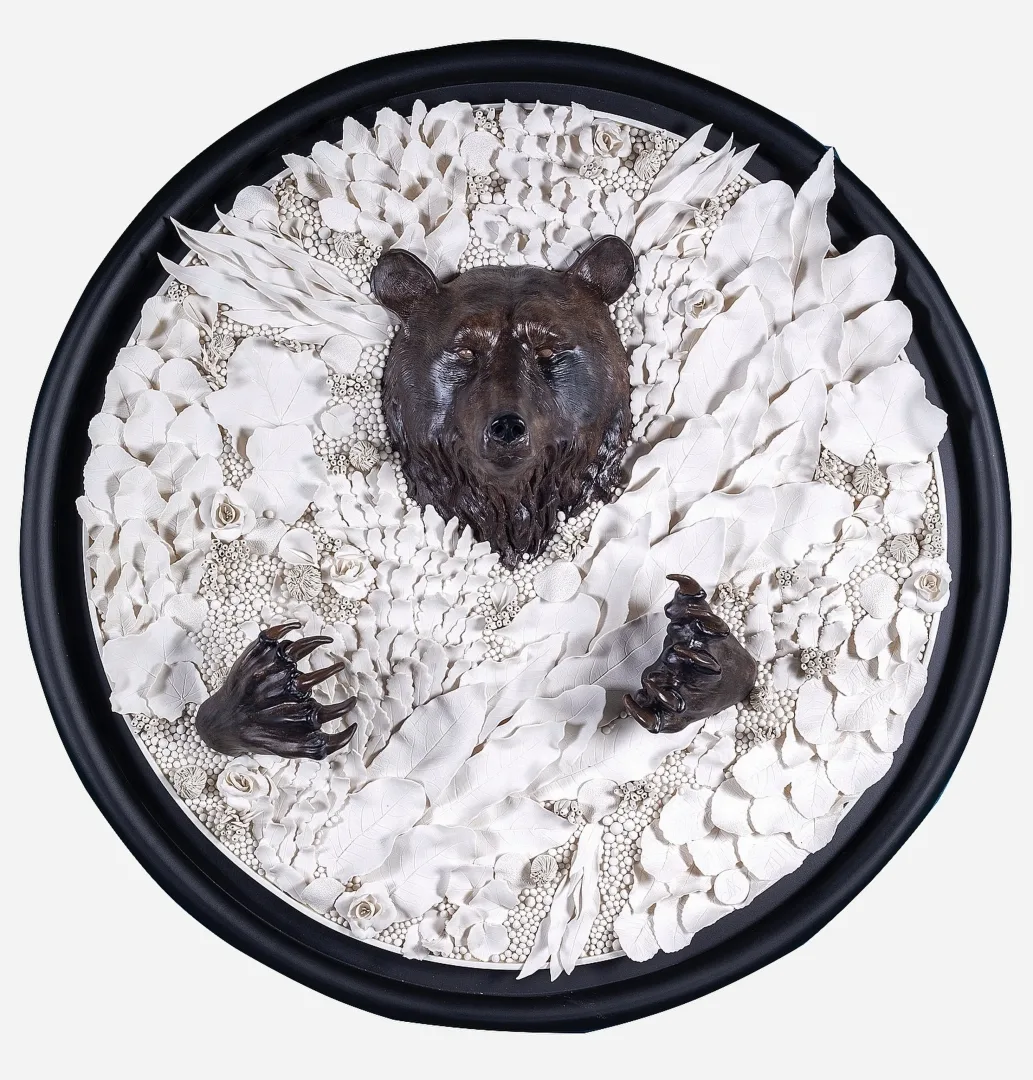 "Bear Archetype" eseri DİLA NAZ AKGÜN tarafından 2025 yılında 100x100x20 cm ölçülerinde Porselen elle şekillendirme tekniği ile yapılmıştır.